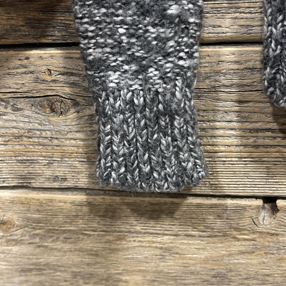 Abercrombie & Fitch‎ Women's Crew Neck Gray Knit Sweater Long Sleeve Size XS - Picture 4 of 11